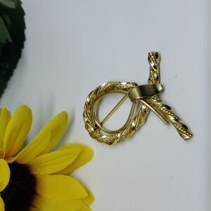 Gold tone scarf pin / brooch, Vintage